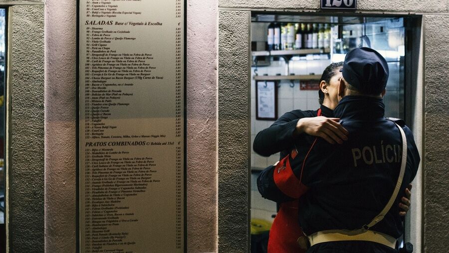 Fotografia 'Amor de Polícia', parte do trabalho fotográfico 'Quotidiano', do concorrente Carlos Rebelo, de 23 anos