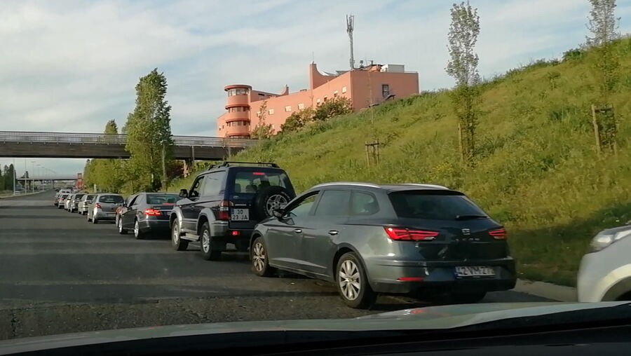 Vídeo mostra fila para abastecer em bomba de gasolina em Lisboa
