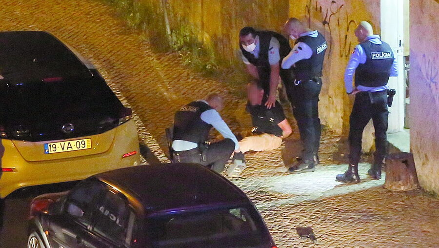 Detenção e arma no chão 